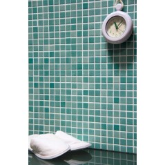 Emaux de verre vert clair nuancé salle de bain mosaique piscine mosbr-3001 2.5x2.5x0.4cm sur trame.