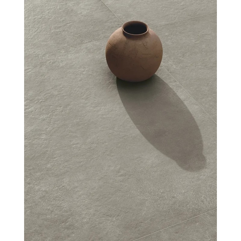 Carrelage effet béton, résine taupe structuré teinté dans la masse 60x120cm et 120x120cm refxfeel warm antidérapant R11 Carrelage effet béton, résine taupe structuré teinté dans la masse 60x120cm et 120x120cm refxfeel warm antidérapant R11